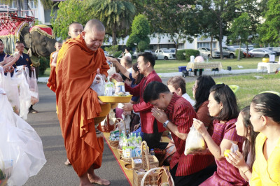 วันที่ 2 ธันวาคม 2566 ร่วมกิจกรรมทำบุญตักบาตรในโครงการ ... พารามิเตอร์รูปภาพ 1